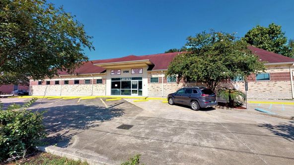 Medical Clinic / Office Building For Lease in Kenner: 3705 Florida Ave, Kenner, LA 70065
